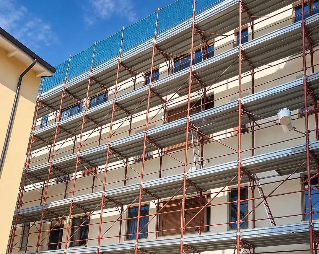 Ponteggio sulla facciata di un condominio